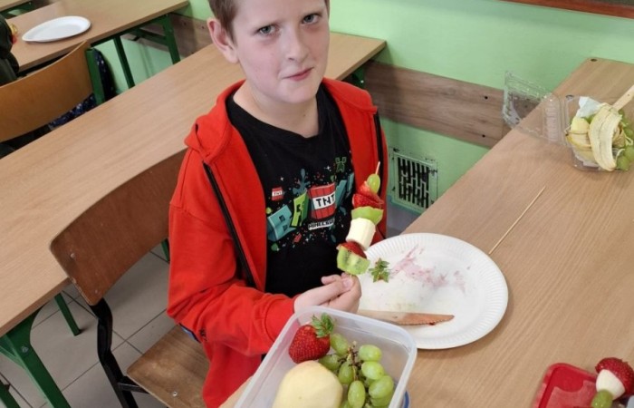 W klasie 2a zrobiło się kolorowo, zdrowo i pysznie. Uczniowie z ogromnym zaangażowaniem przygotowywali owocowe szaszłyki, które zachwycały nie tylko smakiem, ale też wyglądem. Na stołach królowały ulubione owoce dzieci: truskawki, winogrona, banany, kiwi, jabłka i wiele innych. Każdy samodzielnie kroił owoce i tworzył własne, kreatywne kompozycje. To była nie tylko smakowita zabawa, ale również świetna okazja do rozmów o zdrowym odżywianiu oraz nauki współpracy.