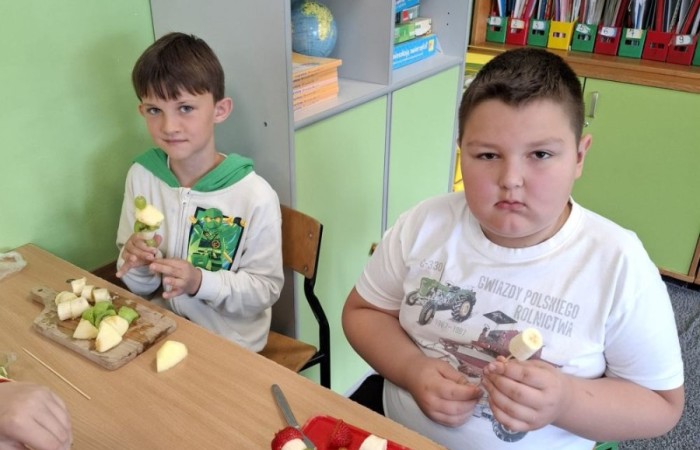 W klasie 2a zrobiło się kolorowo, zdrowo i pysznie. Uczniowie z ogromnym zaangażowaniem przygotowywali owocowe szaszłyki, które zachwycały nie tylko smakiem, ale też wyglądem. Na stołach królowały ulubione owoce dzieci: truskawki, winogrona, banany, kiwi, jabłka i wiele innych. Każdy samodzielnie kroił owoce i tworzył własne, kreatywne kompozycje. To była nie tylko smakowita zabawa, ale również świetna okazja do rozmów o zdrowym odżywianiu oraz nauki współpracy.