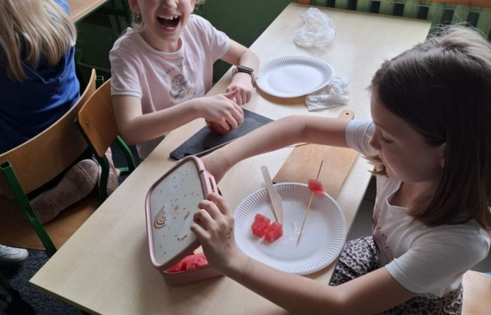 W klasie 2a zrobiło się kolorowo, zdrowo i pysznie. Uczniowie z ogromnym zaangażowaniem przygotowywali owocowe szaszłyki, które zachwycały nie tylko smakiem, ale też wyglądem. Na stołach królowały ulubione owoce dzieci: truskawki, winogrona, banany, kiwi, jabłka i wiele innych. Każdy samodzielnie kroił owoce i tworzył własne, kreatywne kompozycje. To była nie tylko smakowita zabawa, ale również świetna okazja do rozmów o zdrowym odżywianiu oraz nauki współpracy.