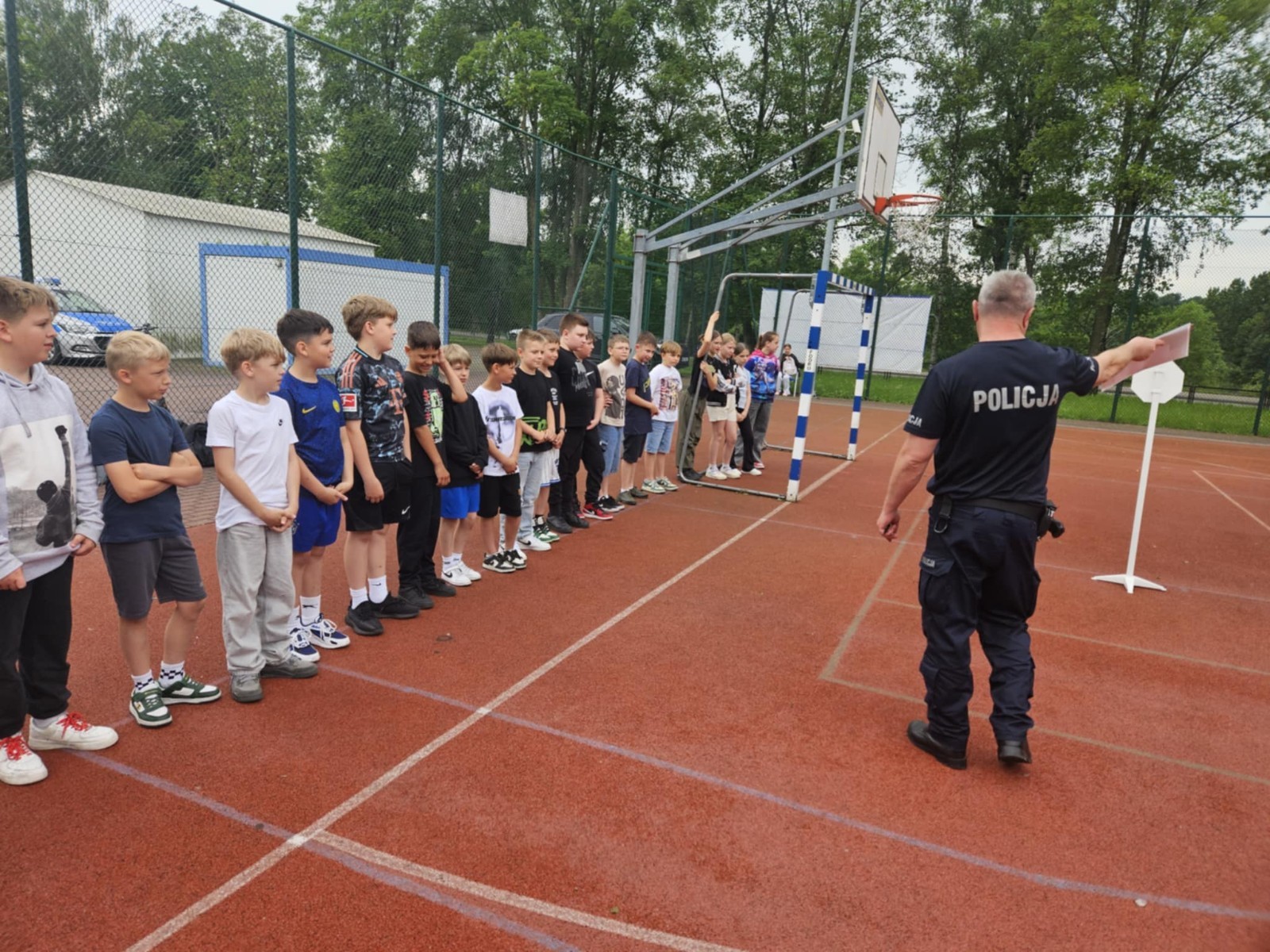 W piątek 06.06.2025 r. w naszej szkole odbył się egzamin na kartę rowerową, w którym wzięli udział uczniowie klas IV i V. Egzamin składał się z części teoretycznej, sprawdzającej znajomość przepisów ruchu drogowego, oraz części praktycznej – jazdy rowerem. Nad przebiegiem egzaminu czuwał zaproszony funkcjonariusz policji asp. szt. Piotr Pawlikowski, który dodatkowo przypomniał uczniom najważniejsze zasady bezpiecznego poruszania się po drogach. Wszyscy uczniowie bardzo dobrze poradzili sobie z zadaniami i z dumą zdobili swoje pierwsze „prawo jazdy” – kartę rowerową. Dziękujemy za opiekę p. Beacie Ziębickiej. 
