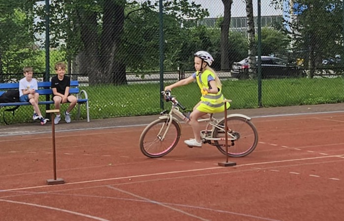 W piątek 06.06.2025 r. w naszej szkole odbył się egzamin na kartę rowerową, w którym wzięli udział uczniowie klas IV i V. Egzamin składał się z części teoretycznej, sprawdzającej znajomość przepisów ruchu drogowego, oraz części praktycznej – jazdy rowerem. Nad przebiegiem egzaminu czuwał zaproszony funkcjonariusz policji asp. szt. Piotr Pawlikowski, który dodatkowo przypomniał uczniom najważniejsze zasady bezpiecznego poruszania się po drogach. Wszyscy uczniowie bardzo dobrze poradzili sobie z zadaniami i z dumą zdobili swoje pierwsze „prawo jazdy” – kartę rowerową. Dziękujemy za opiekę p. Beacie Ziębickiej. 