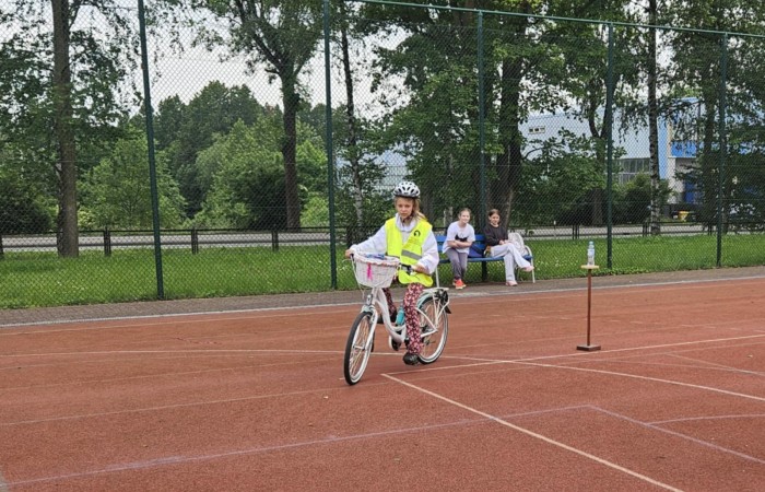 W piątek 06.06.2025 r. w naszej szkole odbył się egzamin na kartę rowerową, w którym wzięli udział uczniowie klas IV i V. Egzamin składał się z części teoretycznej, sprawdzającej znajomość przepisów ruchu drogowego, oraz części praktycznej – jazdy rowerem. Nad przebiegiem egzaminu czuwał zaproszony funkcjonariusz policji asp. szt. Piotr Pawlikowski, który dodatkowo przypomniał uczniom najważniejsze zasady bezpiecznego poruszania się po drogach. Wszyscy uczniowie bardzo dobrze poradzili sobie z zadaniami i z dumą zdobili swoje pierwsze „prawo jazdy” – kartę rowerową. Dziękujemy za opiekę p. Beacie Ziębickiej. 