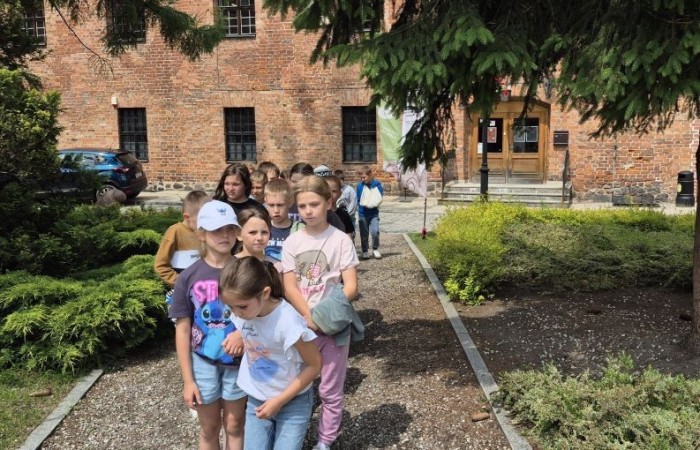 Uczniowie klasy 2B odwiedzili Bibliotekę Publiczną w Pasłęku, gdzie czekała na nich prawdziwa detektywistyczna przygoda z bohaterem znanej lektury – Detektywem Pozytywką.
Dzieci sprawdziły swoją znajomość książki, poznały ciekawostki o autorze – Grzegorzu Kasdepke, a także wzięły udział w quizach i zadaniach zespołowych. Przez chwilę mogły poczuć się jak prawdziwi detektywi – wykazując się nie tylko sprytem i spostrzegawczością, ale też świetną kondycją. Po dniu pełnym wrażeń przyszedł czas na słodki finał – wspólne wyjście na pyszne lody.
Kto wie, może wśród uczniów rosną przyszli następcy detektywa Pozytywki? Jedno jest pewne – pojawili się entuzjastyczni i zaangażowani miłośnicy książek.
