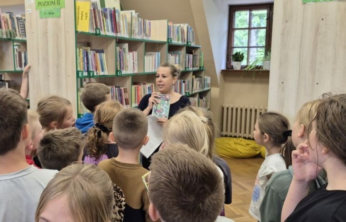 Uczniowie klasy 2B odwiedzili Bibliotekę Publiczną w Pasłęku, gdzie czekała na nich prawdziwa detektywistyczna przygoda z bohaterem znanej lektury – Detektywem Pozytywką.
Dzieci sprawdziły swoją znajomość książki, poznały ciekawostki o autorze – Grzegorzu Kasdepke, a także wzięły udział w quizach i zadaniach zespołowych. Przez chwilę mogły poczuć się jak prawdziwi detektywi – wykazując się nie tylko sprytem i spostrzegawczością, ale też świetną kondycją. Po dniu pełnym wrażeń przyszedł czas na słodki finał – wspólne wyjście na pyszne lody.
Kto wie, może wśród uczniów rosną przyszli następcy detektywa Pozytywki? Jedno jest pewne – pojawili się entuzjastyczni i zaangażowani miłośnicy książek.
