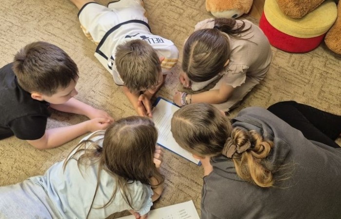 Uczniowie klasy 2B odwiedzili Bibliotekę Publiczną w Pasłęku, gdzie czekała na nich prawdziwa detektywistyczna przygoda z bohaterem znanej lektury – Detektywem Pozytywką.
Dzieci sprawdziły swoją znajomość książki, poznały ciekawostki o autorze – Grzegorzu Kasdepke, a także wzięły udział w quizach i zadaniach zespołowych. Przez chwilę mogły poczuć się jak prawdziwi detektywi – wykazując się nie tylko sprytem i spostrzegawczością, ale też świetną kondycją. Po dniu pełnym wrażeń przyszedł czas na słodki finał – wspólne wyjście na pyszne lody.
Kto wie, może wśród uczniów rosną przyszli następcy detektywa Pozytywki? Jedno jest pewne – pojawili się entuzjastyczni i zaangażowani miłośnicy książek.
