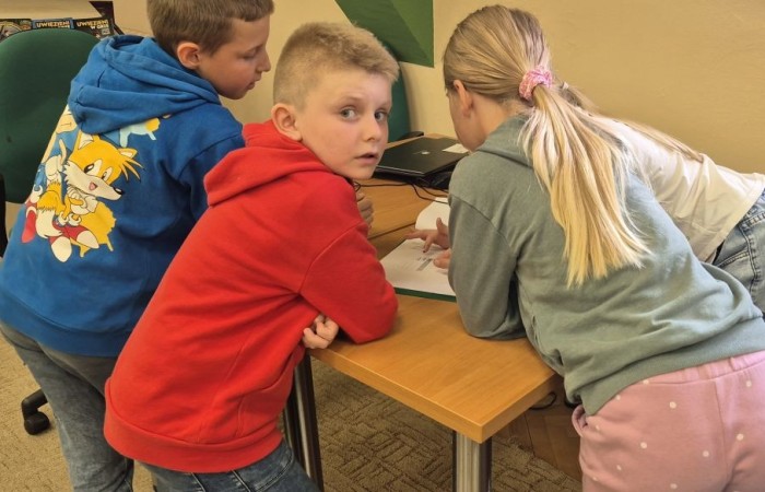 Uczniowie klasy 2B odwiedzili Bibliotekę Publiczną w Pasłęku, gdzie czekała na nich prawdziwa detektywistyczna przygoda z bohaterem znanej lektury – Detektywem Pozytywką.
Dzieci sprawdziły swoją znajomość książki, poznały ciekawostki o autorze – Grzegorzu Kasdepke, a także wzięły udział w quizach i zadaniach zespołowych. Przez chwilę mogły poczuć się jak prawdziwi detektywi – wykazując się nie tylko sprytem i spostrzegawczością, ale też świetną kondycją. Po dniu pełnym wrażeń przyszedł czas na słodki finał – wspólne wyjście na pyszne lody.
Kto wie, może wśród uczniów rosną przyszli następcy detektywa Pozytywki? Jedno jest pewne – pojawili się entuzjastyczni i zaangażowani miłośnicy książek.
