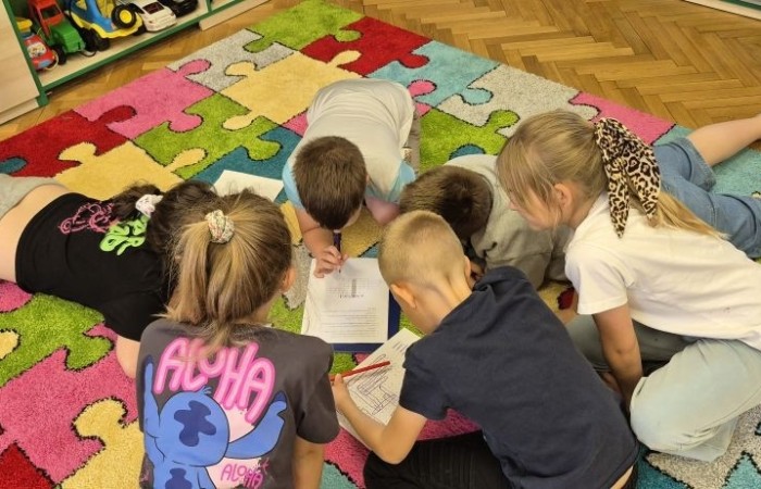 Uczniowie klasy 2B odwiedzili Bibliotekę Publiczną w Pasłęku, gdzie czekała na nich prawdziwa detektywistyczna przygoda z bohaterem znanej lektury – Detektywem Pozytywką.
Dzieci sprawdziły swoją znajomość książki, poznały ciekawostki o autorze – Grzegorzu Kasdepke, a także wzięły udział w quizach i zadaniach zespołowych. Przez chwilę mogły poczuć się jak prawdziwi detektywi – wykazując się nie tylko sprytem i spostrzegawczością, ale też świetną kondycją. Po dniu pełnym wrażeń przyszedł czas na słodki finał – wspólne wyjście na pyszne lody.
Kto wie, może wśród uczniów rosną przyszli następcy detektywa Pozytywki? Jedno jest pewne – pojawili się entuzjastyczni i zaangażowani miłośnicy książek.
