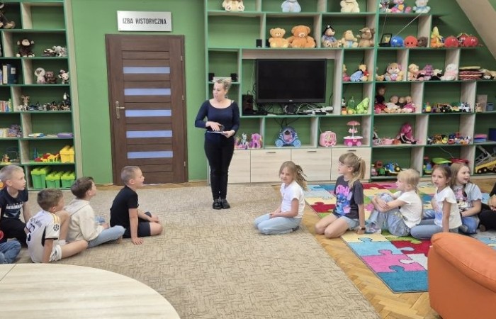 Uczniowie klasy 2B odwiedzili Bibliotekę Publiczną w Pasłęku, gdzie czekała na nich prawdziwa detektywistyczna przygoda z bohaterem znanej lektury – Detektywem Pozytywką.
Dzieci sprawdziły swoją znajomość książki, poznały ciekawostki o autorze – Grzegorzu Kasdepke, a także wzięły udział w quizach i zadaniach zespołowych. Przez chwilę mogły poczuć się jak prawdziwi detektywi – wykazując się nie tylko sprytem i spostrzegawczością, ale też świetną kondycją. Po dniu pełnym wrażeń przyszedł czas na słodki finał – wspólne wyjście na pyszne lody.
Kto wie, może wśród uczniów rosną przyszli następcy detektywa Pozytywki? Jedno jest pewne – pojawili się entuzjastyczni i zaangażowani miłośnicy książek.
