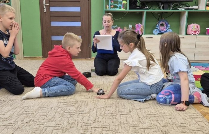 Uczniowie klasy 2B odwiedzili Bibliotekę Publiczną w Pasłęku, gdzie czekała na nich prawdziwa detektywistyczna przygoda z bohaterem znanej lektury – Detektywem Pozytywką.
Dzieci sprawdziły swoją znajomość książki, poznały ciekawostki o autorze – Grzegorzu Kasdepke, a także wzięły udział w quizach i zadaniach zespołowych. Przez chwilę mogły poczuć się jak prawdziwi detektywi – wykazując się nie tylko sprytem i spostrzegawczością, ale też świetną kondycją. Po dniu pełnym wrażeń przyszedł czas na słodki finał – wspólne wyjście na pyszne lody.
Kto wie, może wśród uczniów rosną przyszli następcy detektywa Pozytywki? Jedno jest pewne – pojawili się entuzjastyczni i zaangażowani miłośnicy książek.

