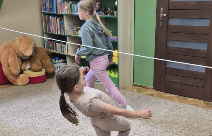 Uczniowie klasy 2B odwiedzili Bibliotekę Publiczną w Pasłęku, gdzie czekała na nich prawdziwa detektywistyczna przygoda z bohaterem znanej lektury – Detektywem Pozytywką.
Dzieci sprawdziły swoją znajomość książki, poznały ciekawostki o autorze – Grzegorzu Kasdepke, a także wzięły udział w quizach i zadaniach zespołowych. Przez chwilę mogły poczuć się jak prawdziwi detektywi – wykazując się nie tylko sprytem i spostrzegawczością, ale też świetną kondycją. Po dniu pełnym wrażeń przyszedł czas na słodki finał – wspólne wyjście na pyszne lody.
Kto wie, może wśród uczniów rosną przyszli następcy detektywa Pozytywki? Jedno jest pewne – pojawili się entuzjastyczni i zaangażowani miłośnicy książek.
