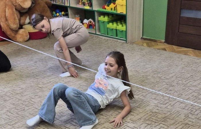 Uczniowie klasy 2B odwiedzili Bibliotekę Publiczną w Pasłęku, gdzie czekała na nich prawdziwa detektywistyczna przygoda z bohaterem znanej lektury – Detektywem Pozytywką.
Dzieci sprawdziły swoją znajomość książki, poznały ciekawostki o autorze – Grzegorzu Kasdepke, a także wzięły udział w quizach i zadaniach zespołowych. Przez chwilę mogły poczuć się jak prawdziwi detektywi – wykazując się nie tylko sprytem i spostrzegawczością, ale też świetną kondycją. Po dniu pełnym wrażeń przyszedł czas na słodki finał – wspólne wyjście na pyszne lody.
Kto wie, może wśród uczniów rosną przyszli następcy detektywa Pozytywki? Jedno jest pewne – pojawili się entuzjastyczni i zaangażowani miłośnicy książek.
