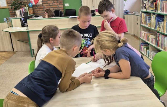 Uczniowie klasy 2B odwiedzili Bibliotekę Publiczną w Pasłęku, gdzie czekała na nich prawdziwa detektywistyczna przygoda z bohaterem znanej lektury – Detektywem Pozytywką.
Dzieci sprawdziły swoją znajomość książki, poznały ciekawostki o autorze – Grzegorzu Kasdepke, a także wzięły udział w quizach i zadaniach zespołowych. Przez chwilę mogły poczuć się jak prawdziwi detektywi – wykazując się nie tylko sprytem i spostrzegawczością, ale też świetną kondycją. Po dniu pełnym wrażeń przyszedł czas na słodki finał – wspólne wyjście na pyszne lody.
Kto wie, może wśród uczniów rosną przyszli następcy detektywa Pozytywki? Jedno jest pewne – pojawili się entuzjastyczni i zaangażowani miłośnicy książek.
