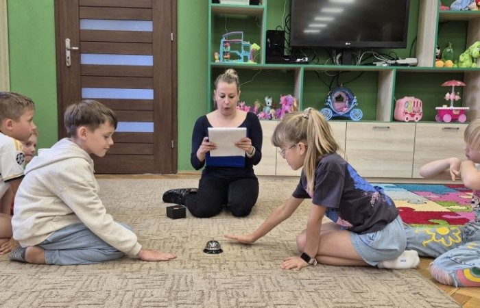 Uczniowie klasy 2B odwiedzili Bibliotekę Publiczną w Pasłęku, gdzie czekała na nich prawdziwa detektywistyczna przygoda z bohaterem znanej lektury – Detektywem Pozytywką.
Dzieci sprawdziły swoją znajomość książki, poznały ciekawostki o autorze – Grzegorzu Kasdepke, a także wzięły udział w quizach i zadaniach zespołowych. Przez chwilę mogły poczuć się jak prawdziwi detektywi – wykazując się nie tylko sprytem i spostrzegawczością, ale też świetną kondycją. Po dniu pełnym wrażeń przyszedł czas na słodki finał – wspólne wyjście na pyszne lody.
Kto wie, może wśród uczniów rosną przyszli następcy detektywa Pozytywki? Jedno jest pewne – pojawili się entuzjastyczni i zaangażowani miłośnicy książek.
