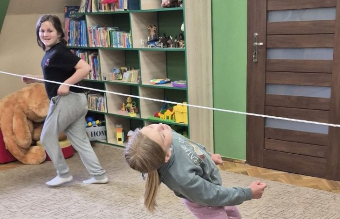 Uczniowie klasy 2B odwiedzili Bibliotekę Publiczną w Pasłęku, gdzie czekała na nich prawdziwa detektywistyczna przygoda z bohaterem znanej lektury – Detektywem Pozytywką.
Dzieci sprawdziły swoją znajomość książki, poznały ciekawostki o autorze – Grzegorzu Kasdepke, a także wzięły udział w quizach i zadaniach zespołowych. Przez chwilę mogły poczuć się jak prawdziwi detektywi – wykazując się nie tylko sprytem i spostrzegawczością, ale też świetną kondycją. Po dniu pełnym wrażeń przyszedł czas na słodki finał – wspólne wyjście na pyszne lody.
Kto wie, może wśród uczniów rosną przyszli następcy detektywa Pozytywki? Jedno jest pewne – pojawili się entuzjastyczni i zaangażowani miłośnicy książek.
