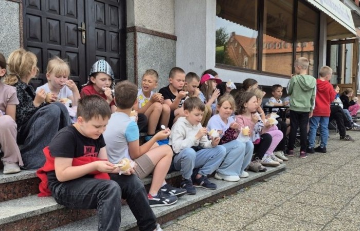 Uczniowie klasy 2B odwiedzili Bibliotekę Publiczną w Pasłęku, gdzie czekała na nich prawdziwa detektywistyczna przygoda z bohaterem znanej lektury – Detektywem Pozytywką.
Dzieci sprawdziły swoją znajomość książki, poznały ciekawostki o autorze – Grzegorzu Kasdepke, a także wzięły udział w quizach i zadaniach zespołowych. Przez chwilę mogły poczuć się jak prawdziwi detektywi – wykazując się nie tylko sprytem i spostrzegawczością, ale też świetną kondycją. Po dniu pełnym wrażeń przyszedł czas na słodki finał – wspólne wyjście na pyszne lody.
Kto wie, może wśród uczniów rosną przyszli następcy detektywa Pozytywki? Jedno jest pewne – pojawili się entuzjastyczni i zaangażowani miłośnicy książek.
