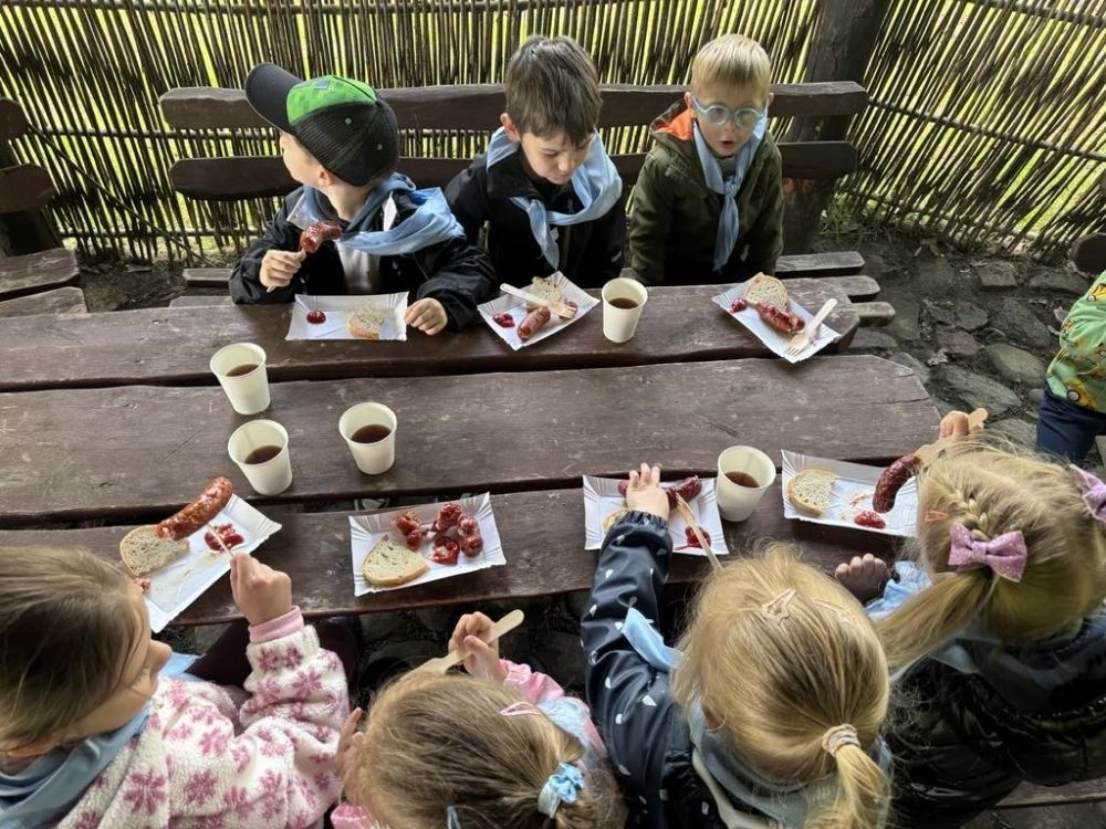 Dnia 11 czerwca grupa przedszkolna ,,Sówki” wybrała się na wycieczkę do gospodarstwa agroturystycznego „Vitalis” położonego w malowniczej miejscowości Zastawno.                          Pogoda niestety nie dopisała, ale za to cała wycieczka okazała się bardzo udana i pełna wrażeń. Po przyjeździe zostaliśmy serdecznie powitani przez właścicieli gospodarstwa, którzy opowiedzieli nam o codziennej pracy na wsi oraz o tym, jak prowadzi się gospodarstwo agroturystyczne. Mieliśmy okazję zobaczyć wiele zwierząt, m.in. kozy, owce, byki, króliki i konie. Niektóre z nich mogliśmy nawet pogłaskać i nakarmić. Dużym zainteresowaniem była dla nas przejażdżka konna oraz przejazd starym traktorem po łące ?.                                                               Na zakończenie dnia zjedliśmy wspólnie ogniskowy posiłek – pieczone kiełbaski smakowały wyśmienicie. Mogliśmy także posmakować świeżo upieczonej pachnącej drożdżówki ?                Był również czas na zabawy na świeżym powietrzu.

Wycieczka do Vitalis była świetną okazją do nauki przez zabawę, a także do odpoczynku w otoczeniu przyrody. Wróciliśmy do domu zadowoleni, z wieloma wspomnieniami i nową wiedzą o życiu na wsi
