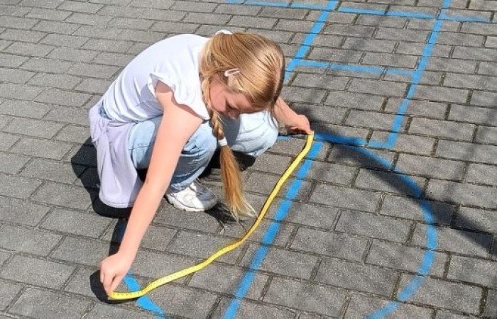 Klasa 1a ruszyła dziś z miarkami krawieckimi na szkolny plac, żeby sprawdzić, ile mierzy… brama, śmietnik i krawężnik. Dzięki praktycznym zajęciom dzieci nie tylko utrwaliły pojęcia związane z długością, ale też świetnie się bawiły mierząc wszystko, co tylko dało się zmierzyć. Takie lekcje to prawdziwa frajda – nauka przez działanie i odkrywanie świata wokół nas.