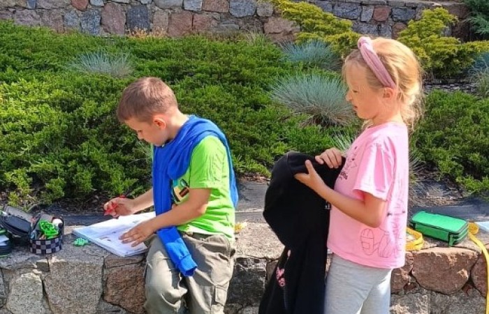 Klasa 1a ruszyła dziś z miarkami krawieckimi na szkolny plac, żeby sprawdzić, ile mierzy… brama, śmietnik i krawężnik. Dzięki praktycznym zajęciom dzieci nie tylko utrwaliły pojęcia związane z długością, ale też świetnie się bawiły mierząc wszystko, co tylko dało się zmierzyć. Takie lekcje to prawdziwa frajda – nauka przez działanie i odkrywanie świata wokół nas.