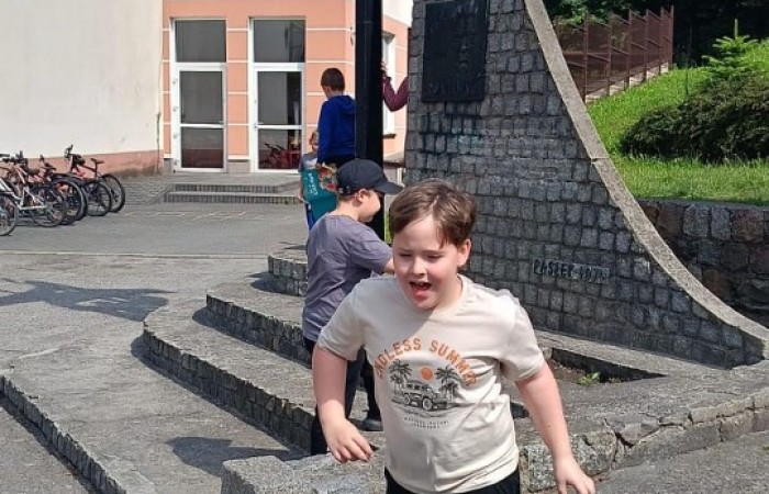 Klasa 1a ruszyła dziś z miarkami krawieckimi na szkolny plac, żeby sprawdzić, ile mierzy… brama, śmietnik i krawężnik. Dzięki praktycznym zajęciom dzieci nie tylko utrwaliły pojęcia związane z długością, ale też świetnie się bawiły mierząc wszystko, co tylko dało się zmierzyć. Takie lekcje to prawdziwa frajda – nauka przez działanie i odkrywanie świata wokół nas.