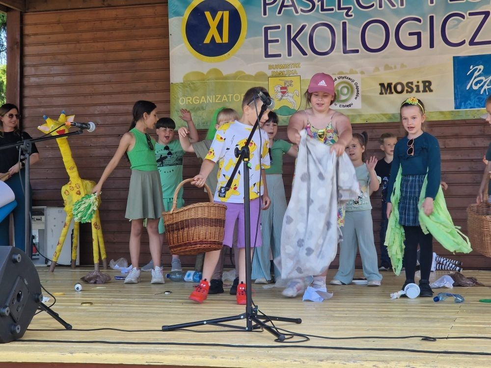 W sobotę nasi pierwszoklasiści z dumą reprezentowali szkołę podczas XI Pasłęckiego Festynu Ekologicznego. Dzieci zaprezentowały krótką, ale niezwykle uroczą część artystyczną, która spotkała się z ciepłym przyjęciem publiczności. Serdecznie dziękujemy wszystkim uczniom za ich zaangażowanie, uśmiechy i wspaniałe występy – jesteśmy z Was bardzo dumni. Ogromne podziękowania kierujemy również do Rodziców, którzy poświęcili swój czas, pomogli w przygotowaniach i wspierali swoje pociechy podczas wydarzenia. Wasza obecność i pomoc są dla nas nieocenione. Dziękujemy, że razem tworzymy piękne wspomnienia i uczymy się dbać o naszą planetę.