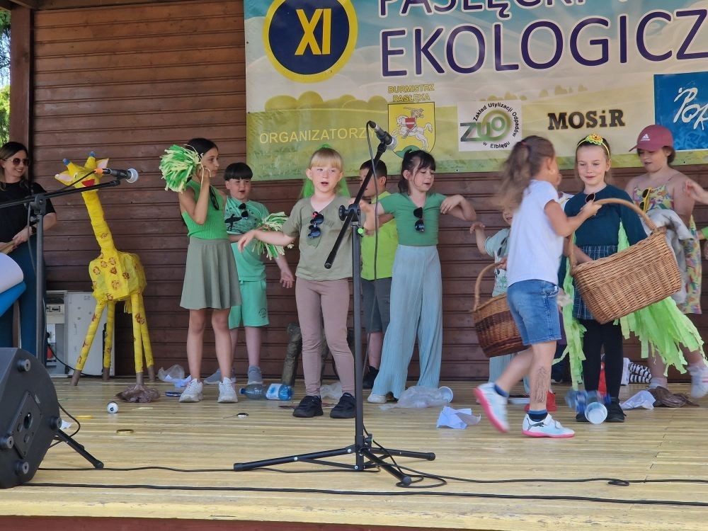 W sobotę nasi pierwszoklasiści z dumą reprezentowali szkołę podczas XI Pasłęckiego Festynu Ekologicznego. Dzieci zaprezentowały krótką, ale niezwykle uroczą część artystyczną, która spotkała się z ciepłym przyjęciem publiczności. Serdecznie dziękujemy wszystkim uczniom za ich zaangażowanie, uśmiechy i wspaniałe występy – jesteśmy z Was bardzo dumni. Ogromne podziękowania kierujemy również do Rodziców, którzy poświęcili swój czas, pomogli w przygotowaniach i wspierali swoje pociechy podczas wydarzenia. Wasza obecność i pomoc są dla nas nieocenione. Dziękujemy, że razem tworzymy piękne wspomnienia i uczymy się dbać o naszą planetę.