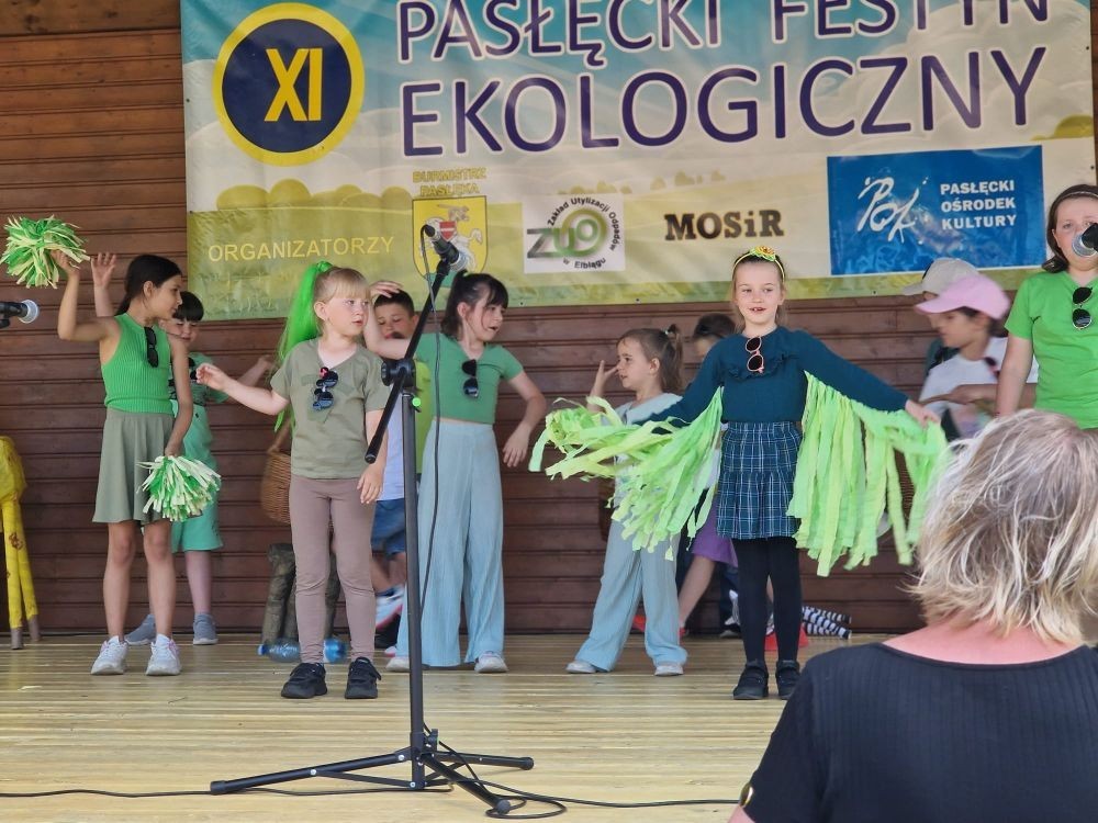 W sobotę nasi pierwszoklasiści z dumą reprezentowali szkołę podczas XI Pasłęckiego Festynu Ekologicznego. Dzieci zaprezentowały krótką, ale niezwykle uroczą część artystyczną, która spotkała się z ciepłym przyjęciem publiczności. Serdecznie dziękujemy wszystkim uczniom za ich zaangażowanie, uśmiechy i wspaniałe występy – jesteśmy z Was bardzo dumni. Ogromne podziękowania kierujemy również do Rodziców, którzy poświęcili swój czas, pomogli w przygotowaniach i wspierali swoje pociechy podczas wydarzenia. Wasza obecność i pomoc są dla nas nieocenione. Dziękujemy, że razem tworzymy piękne wspomnienia i uczymy się dbać o naszą planetę.