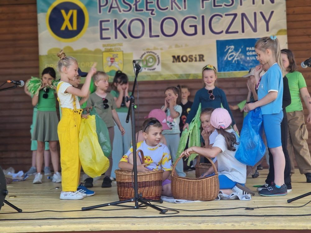 W sobotę nasi pierwszoklasiści z dumą reprezentowali szkołę podczas XI Pasłęckiego Festynu Ekologicznego. Dzieci zaprezentowały krótką, ale niezwykle uroczą część artystyczną, która spotkała się z ciepłym przyjęciem publiczności. Serdecznie dziękujemy wszystkim uczniom za ich zaangażowanie, uśmiechy i wspaniałe występy – jesteśmy z Was bardzo dumni. Ogromne podziękowania kierujemy również do Rodziców, którzy poświęcili swój czas, pomogli w przygotowaniach i wspierali swoje pociechy podczas wydarzenia. Wasza obecność i pomoc są dla nas nieocenione. Dziękujemy, że razem tworzymy piękne wspomnienia i uczymy się dbać o naszą planetę.