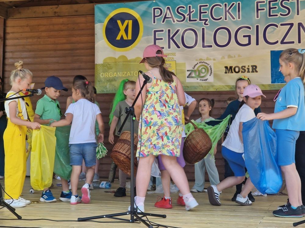 W sobotę nasi pierwszoklasiści z dumą reprezentowali szkołę podczas XI Pasłęckiego Festynu Ekologicznego. Dzieci zaprezentowały krótką, ale niezwykle uroczą część artystyczną, która spotkała się z ciepłym przyjęciem publiczności. Serdecznie dziękujemy wszystkim uczniom za ich zaangażowanie, uśmiechy i wspaniałe występy – jesteśmy z Was bardzo dumni. Ogromne podziękowania kierujemy również do Rodziców, którzy poświęcili swój czas, pomogli w przygotowaniach i wspierali swoje pociechy podczas wydarzenia. Wasza obecność i pomoc są dla nas nieocenione. Dziękujemy, że razem tworzymy piękne wspomnienia i uczymy się dbać o naszą planetę.