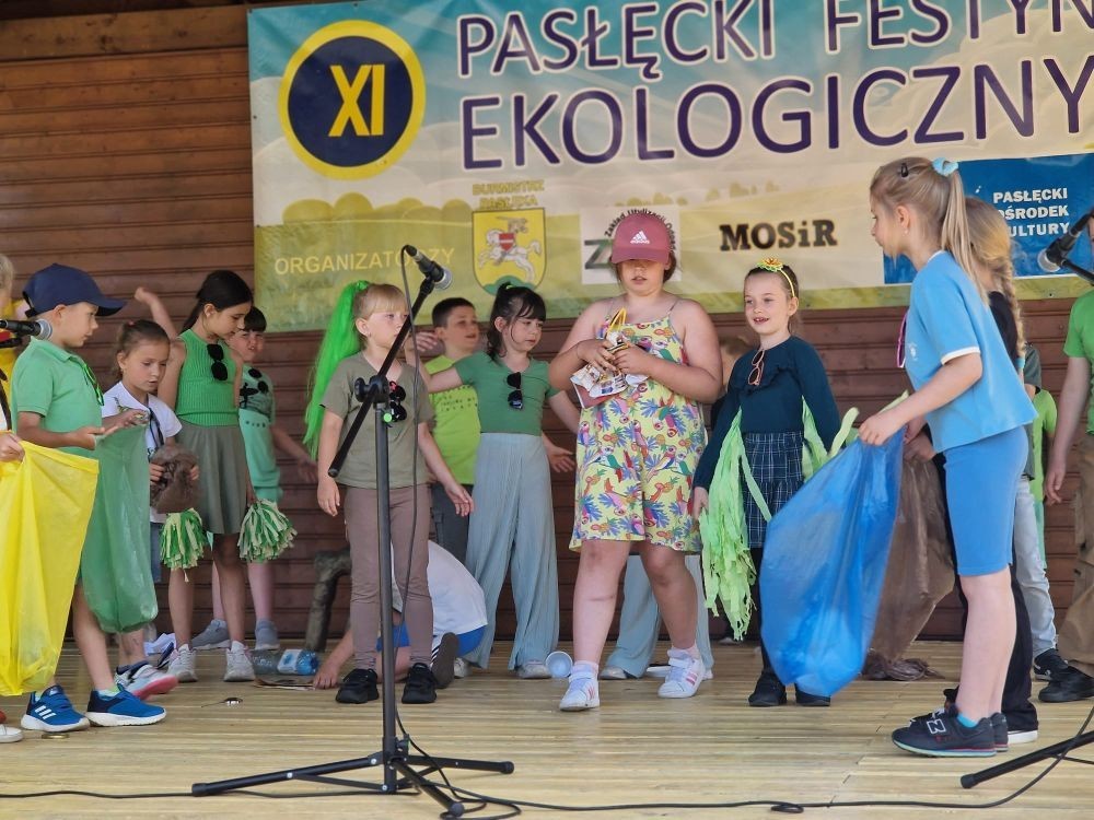 W sobotę nasi pierwszoklasiści z dumą reprezentowali szkołę podczas XI Pasłęckiego Festynu Ekologicznego. Dzieci zaprezentowały krótką, ale niezwykle uroczą część artystyczną, która spotkała się z ciepłym przyjęciem publiczności. Serdecznie dziękujemy wszystkim uczniom za ich zaangażowanie, uśmiechy i wspaniałe występy – jesteśmy z Was bardzo dumni. Ogromne podziękowania kierujemy również do Rodziców, którzy poświęcili swój czas, pomogli w przygotowaniach i wspierali swoje pociechy podczas wydarzenia. Wasza obecność i pomoc są dla nas nieocenione. Dziękujemy, że razem tworzymy piękne wspomnienia i uczymy się dbać o naszą planetę.