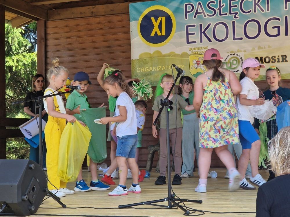 W sobotę nasi pierwszoklasiści z dumą reprezentowali szkołę podczas XI Pasłęckiego Festynu Ekologicznego. Dzieci zaprezentowały krótką, ale niezwykle uroczą część artystyczną, która spotkała się z ciepłym przyjęciem publiczności. Serdecznie dziękujemy wszystkim uczniom za ich zaangażowanie, uśmiechy i wspaniałe występy – jesteśmy z Was bardzo dumni. Ogromne podziękowania kierujemy również do Rodziców, którzy poświęcili swój czas, pomogli w przygotowaniach i wspierali swoje pociechy podczas wydarzenia. Wasza obecność i pomoc są dla nas nieocenione. Dziękujemy, że razem tworzymy piękne wspomnienia i uczymy się dbać o naszą planetę.