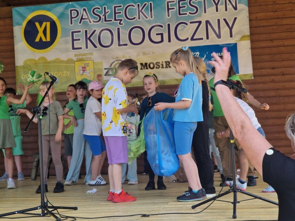 W sobotę nasi pierwszoklasiści z dumą reprezentowali szkołę podczas XI Pasłęckiego Festynu Ekologicznego. Dzieci zaprezentowały krótką, ale niezwykle uroczą część artystyczną, która spotkała się z ciepłym przyjęciem publiczności. Serdecznie dziękujemy wszystkim uczniom za ich zaangażowanie, uśmiechy i wspaniałe występy – jesteśmy z Was bardzo dumni. Ogromne podziękowania kierujemy również do Rodziców, którzy poświęcili swój czas, pomogli w przygotowaniach i wspierali swoje pociechy podczas wydarzenia. Wasza obecność i pomoc są dla nas nieocenione. Dziękujemy, że razem tworzymy piękne wspomnienia i uczymy się dbać o naszą planetę.