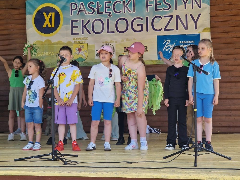 W sobotę nasi pierwszoklasiści z dumą reprezentowali szkołę podczas XI Pasłęckiego Festynu Ekologicznego. Dzieci zaprezentowały krótką, ale niezwykle uroczą część artystyczną, która spotkała się z ciepłym przyjęciem publiczności. Serdecznie dziękujemy wszystkim uczniom za ich zaangażowanie, uśmiechy i wspaniałe występy – jesteśmy z Was bardzo dumni. Ogromne podziękowania kierujemy również do Rodziców, którzy poświęcili swój czas, pomogli w przygotowaniach i wspierali swoje pociechy podczas wydarzenia. Wasza obecność i pomoc są dla nas nieocenione. Dziękujemy, że razem tworzymy piękne wspomnienia i uczymy się dbać o naszą planetę.