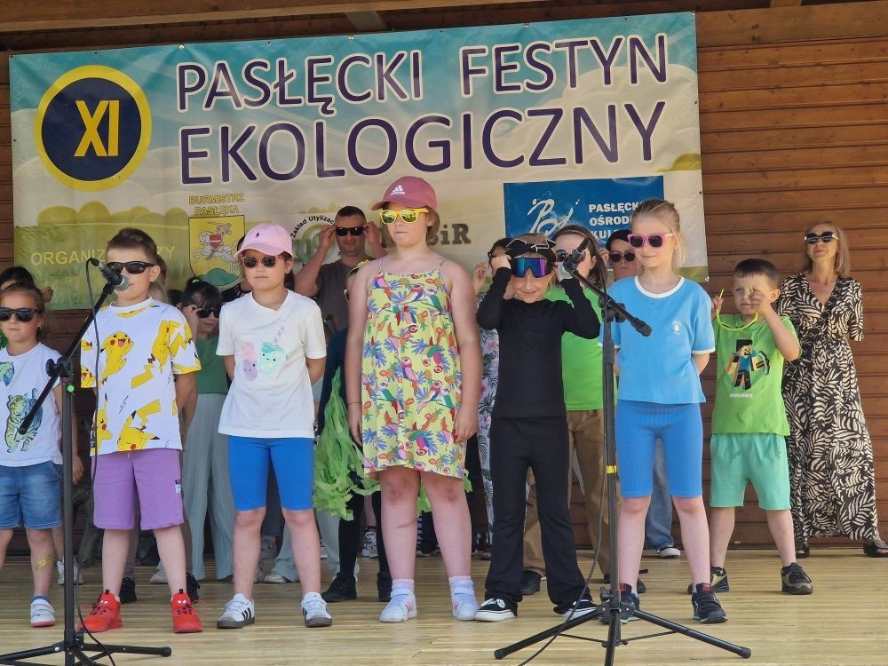 W sobotę nasi pierwszoklasiści z dumą reprezentowali szkołę podczas XI Pasłęckiego Festynu Ekologicznego. Dzieci zaprezentowały krótką, ale niezwykle uroczą część artystyczną, która spotkała się z ciepłym przyjęciem publiczności. Serdecznie dziękujemy wszystkim uczniom za ich zaangażowanie, uśmiechy i wspaniałe występy – jesteśmy z Was bardzo dumni. Ogromne podziękowania kierujemy również do Rodziców, którzy poświęcili swój czas, pomogli w przygotowaniach i wspierali swoje pociechy podczas wydarzenia. Wasza obecność i pomoc są dla nas nieocenione. Dziękujemy, że razem tworzymy piękne wspomnienia i uczymy się dbać o naszą planetę.