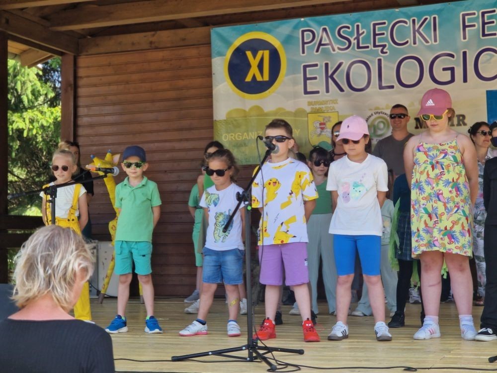 W sobotę nasi pierwszoklasiści z dumą reprezentowali szkołę podczas XI Pasłęckiego Festynu Ekologicznego. Dzieci zaprezentowały krótką, ale niezwykle uroczą część artystyczną, która spotkała się z ciepłym przyjęciem publiczności. Serdecznie dziękujemy wszystkim uczniom za ich zaangażowanie, uśmiechy i wspaniałe występy – jesteśmy z Was bardzo dumni. Ogromne podziękowania kierujemy również do Rodziców, którzy poświęcili swój czas, pomogli w przygotowaniach i wspierali swoje pociechy podczas wydarzenia. Wasza obecność i pomoc są dla nas nieocenione. Dziękujemy, że razem tworzymy piękne wspomnienia i uczymy się dbać o naszą planetę.