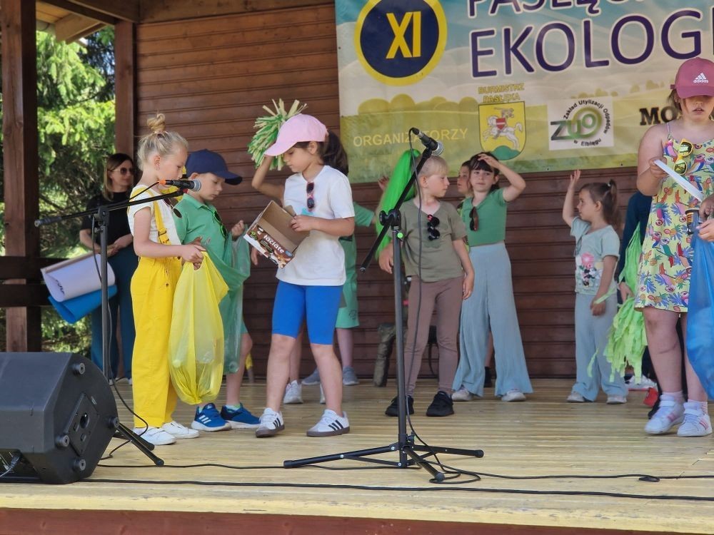 W sobotę nasi pierwszoklasiści z dumą reprezentowali szkołę podczas XI Pasłęckiego Festynu Ekologicznego. Dzieci zaprezentowały krótką, ale niezwykle uroczą część artystyczną, która spotkała się z ciepłym przyjęciem publiczności. Serdecznie dziękujemy wszystkim uczniom za ich zaangażowanie, uśmiechy i wspaniałe występy – jesteśmy z Was bardzo dumni. Ogromne podziękowania kierujemy również do Rodziców, którzy poświęcili swój czas, pomogli w przygotowaniach i wspierali swoje pociechy podczas wydarzenia. Wasza obecność i pomoc są dla nas nieocenione. Dziękujemy, że razem tworzymy piękne wspomnienia i uczymy się dbać o naszą planetę.