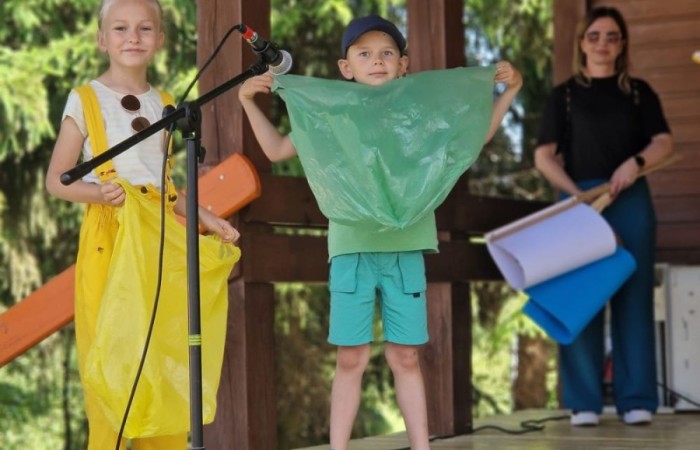 W sobotę nasi pierwszoklasiści z dumą reprezentowali szkołę podczas XI Pasłęckiego Festynu Ekologicznego. Dzieci zaprezentowały krótką, ale niezwykle uroczą część artystyczną, która spotkała się z ciepłym przyjęciem publiczności. Serdecznie dziękujemy wszystkim uczniom za ich zaangażowanie, uśmiechy i wspaniałe występy – jesteśmy z Was bardzo dumni. Ogromne podziękowania kierujemy również do Rodziców, którzy poświęcili swój czas, pomogli w przygotowaniach i wspierali swoje pociechy podczas wydarzenia. Wasza obecność i pomoc są dla nas nieocenione. Dziękujemy, że razem tworzymy piękne wspomnienia i uczymy się dbać o naszą planetę.