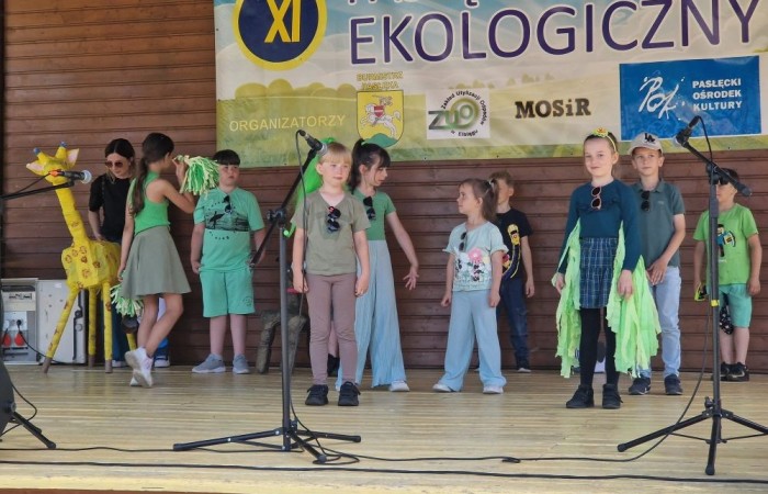 W sobotę nasi pierwszoklasiści z dumą reprezentowali szkołę podczas XI Pasłęckiego Festynu Ekologicznego. Dzieci zaprezentowały krótką, ale niezwykle uroczą część artystyczną, która spotkała się z ciepłym przyjęciem publiczności. Serdecznie dziękujemy wszystkim uczniom za ich zaangażowanie, uśmiechy i wspaniałe występy – jesteśmy z Was bardzo dumni. Ogromne podziękowania kierujemy również do Rodziców, którzy poświęcili swój czas, pomogli w przygotowaniach i wspierali swoje pociechy podczas wydarzenia. Wasza obecność i pomoc są dla nas nieocenione. Dziękujemy, że razem tworzymy piękne wspomnienia i uczymy się dbać o naszą planetę.