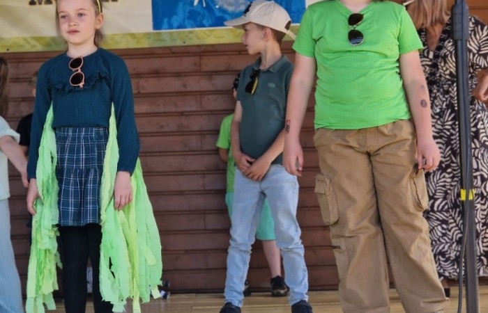 W sobotę nasi pierwszoklasiści z dumą reprezentowali szkołę podczas XI Pasłęckiego Festynu Ekologicznego. Dzieci zaprezentowały krótką, ale niezwykle uroczą część artystyczną, która spotkała się z ciepłym przyjęciem publiczności. Serdecznie dziękujemy wszystkim uczniom za ich zaangażowanie, uśmiechy i wspaniałe występy – jesteśmy z Was bardzo dumni. Ogromne podziękowania kierujemy również do Rodziców, którzy poświęcili swój czas, pomogli w przygotowaniach i wspierali swoje pociechy podczas wydarzenia. Wasza obecność i pomoc są dla nas nieocenione. Dziękujemy, że razem tworzymy piękne wspomnienia i uczymy się dbać o naszą planetę.