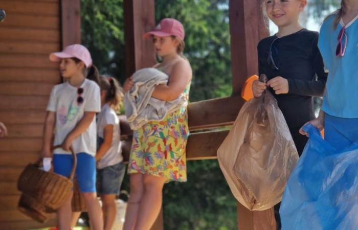 W sobotę nasi pierwszoklasiści z dumą reprezentowali szkołę podczas XI Pasłęckiego Festynu Ekologicznego. Dzieci zaprezentowały krótką, ale niezwykle uroczą część artystyczną, która spotkała się z ciepłym przyjęciem publiczności. Serdecznie dziękujemy wszystkim uczniom za ich zaangażowanie, uśmiechy i wspaniałe występy – jesteśmy z Was bardzo dumni. Ogromne podziękowania kierujemy również do Rodziców, którzy poświęcili swój czas, pomogli w przygotowaniach i wspierali swoje pociechy podczas wydarzenia. Wasza obecność i pomoc są dla nas nieocenione. Dziękujemy, że razem tworzymy piękne wspomnienia i uczymy się dbać o naszą planetę.