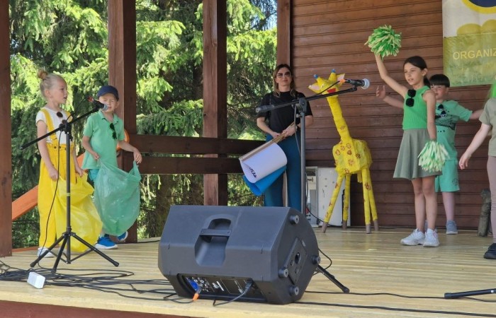 W sobotę nasi pierwszoklasiści z dumą reprezentowali szkołę podczas XI Pasłęckiego Festynu Ekologicznego. Dzieci zaprezentowały krótką, ale niezwykle uroczą część artystyczną, która spotkała się z ciepłym przyjęciem publiczności. Serdecznie dziękujemy wszystkim uczniom za ich zaangażowanie, uśmiechy i wspaniałe występy – jesteśmy z Was bardzo dumni. Ogromne podziękowania kierujemy również do Rodziców, którzy poświęcili swój czas, pomogli w przygotowaniach i wspierali swoje pociechy podczas wydarzenia. Wasza obecność i pomoc są dla nas nieocenione. Dziękujemy, że razem tworzymy piękne wspomnienia i uczymy się dbać o naszą planetę.