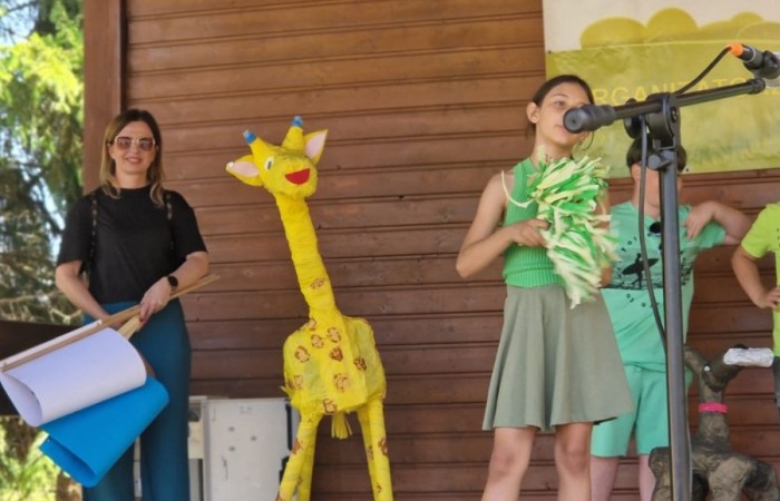 W sobotę nasi pierwszoklasiści z dumą reprezentowali szkołę podczas XI Pasłęckiego Festynu Ekologicznego. Dzieci zaprezentowały krótką, ale niezwykle uroczą część artystyczną, która spotkała się z ciepłym przyjęciem publiczności. Serdecznie dziękujemy wszystkim uczniom za ich zaangażowanie, uśmiechy i wspaniałe występy – jesteśmy z Was bardzo dumni. Ogromne podziękowania kierujemy również do Rodziców, którzy poświęcili swój czas, pomogli w przygotowaniach i wspierali swoje pociechy podczas wydarzenia. Wasza obecność i pomoc są dla nas nieocenione. Dziękujemy, że razem tworzymy piękne wspomnienia i uczymy się dbać o naszą planetę.