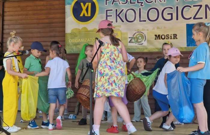 W sobotę nasi pierwszoklasiści z dumą reprezentowali szkołę podczas XI Pasłęckiego Festynu Ekologicznego. Dzieci zaprezentowały krótką, ale niezwykle uroczą część artystyczną, która spotkała się z ciepłym przyjęciem publiczności. Serdecznie dziękujemy wszystkim uczniom za ich zaangażowanie, uśmiechy i wspaniałe występy – jesteśmy z Was bardzo dumni. Ogromne podziękowania kierujemy również do Rodziców, którzy poświęcili swój czas, pomogli w przygotowaniach i wspierali swoje pociechy podczas wydarzenia. Wasza obecność i pomoc są dla nas nieocenione. Dziękujemy, że razem tworzymy piękne wspomnienia i uczymy się dbać o naszą planetę.