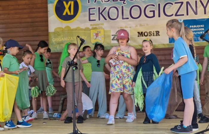 W sobotę nasi pierwszoklasiści z dumą reprezentowali szkołę podczas XI Pasłęckiego Festynu Ekologicznego. Dzieci zaprezentowały krótką, ale niezwykle uroczą część artystyczną, która spotkała się z ciepłym przyjęciem publiczności. Serdecznie dziękujemy wszystkim uczniom za ich zaangażowanie, uśmiechy i wspaniałe występy – jesteśmy z Was bardzo dumni. Ogromne podziękowania kierujemy również do Rodziców, którzy poświęcili swój czas, pomogli w przygotowaniach i wspierali swoje pociechy podczas wydarzenia. Wasza obecność i pomoc są dla nas nieocenione. Dziękujemy, że razem tworzymy piękne wspomnienia i uczymy się dbać o naszą planetę.