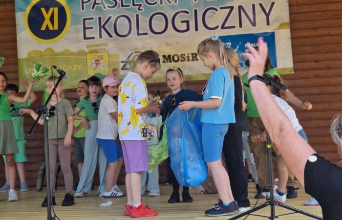 W sobotę nasi pierwszoklasiści z dumą reprezentowali szkołę podczas XI Pasłęckiego Festynu Ekologicznego. Dzieci zaprezentowały krótką, ale niezwykle uroczą część artystyczną, która spotkała się z ciepłym przyjęciem publiczności. Serdecznie dziękujemy wszystkim uczniom za ich zaangażowanie, uśmiechy i wspaniałe występy – jesteśmy z Was bardzo dumni. Ogromne podziękowania kierujemy również do Rodziców, którzy poświęcili swój czas, pomogli w przygotowaniach i wspierali swoje pociechy podczas wydarzenia. Wasza obecność i pomoc są dla nas nieocenione. Dziękujemy, że razem tworzymy piękne wspomnienia i uczymy się dbać o naszą planetę.