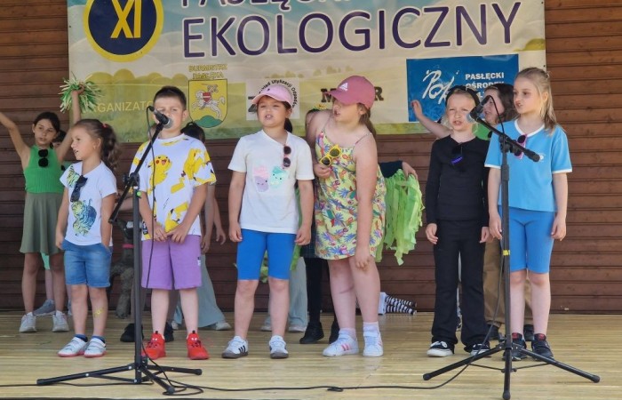 W sobotę nasi pierwszoklasiści z dumą reprezentowali szkołę podczas XI Pasłęckiego Festynu Ekologicznego. Dzieci zaprezentowały krótką, ale niezwykle uroczą część artystyczną, która spotkała się z ciepłym przyjęciem publiczności. Serdecznie dziękujemy wszystkim uczniom za ich zaangażowanie, uśmiechy i wspaniałe występy – jesteśmy z Was bardzo dumni. Ogromne podziękowania kierujemy również do Rodziców, którzy poświęcili swój czas, pomogli w przygotowaniach i wspierali swoje pociechy podczas wydarzenia. Wasza obecność i pomoc są dla nas nieocenione. Dziękujemy, że razem tworzymy piękne wspomnienia i uczymy się dbać o naszą planetę.