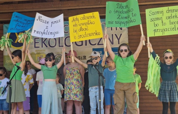 W sobotę nasi pierwszoklasiści z dumą reprezentowali szkołę podczas XI Pasłęckiego Festynu Ekologicznego. Dzieci zaprezentowały krótką, ale niezwykle uroczą część artystyczną, która spotkała się z ciepłym przyjęciem publiczności. Serdecznie dziękujemy wszystkim uczniom za ich zaangażowanie, uśmiechy i wspaniałe występy – jesteśmy z Was bardzo dumni. Ogromne podziękowania kierujemy również do Rodziców, którzy poświęcili swój czas, pomogli w przygotowaniach i wspierali swoje pociechy podczas wydarzenia. Wasza obecność i pomoc są dla nas nieocenione. Dziękujemy, że razem tworzymy piękne wspomnienia i uczymy się dbać o naszą planetę.
