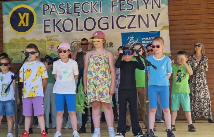 W sobotę nasi pierwszoklasiści z dumą reprezentowali szkołę podczas XI Pasłęckiego Festynu Ekologicznego. Dzieci zaprezentowały krótką, ale niezwykle uroczą część artystyczną, która spotkała się z ciepłym przyjęciem publiczności. Serdecznie dziękujemy wszystkim uczniom za ich zaangażowanie, uśmiechy i wspaniałe występy – jesteśmy z Was bardzo dumni. Ogromne podziękowania kierujemy również do Rodziców, którzy poświęcili swój czas, pomogli w przygotowaniach i wspierali swoje pociechy podczas wydarzenia. Wasza obecność i pomoc są dla nas nieocenione. Dziękujemy, że razem tworzymy piękne wspomnienia i uczymy się dbać o naszą planetę.