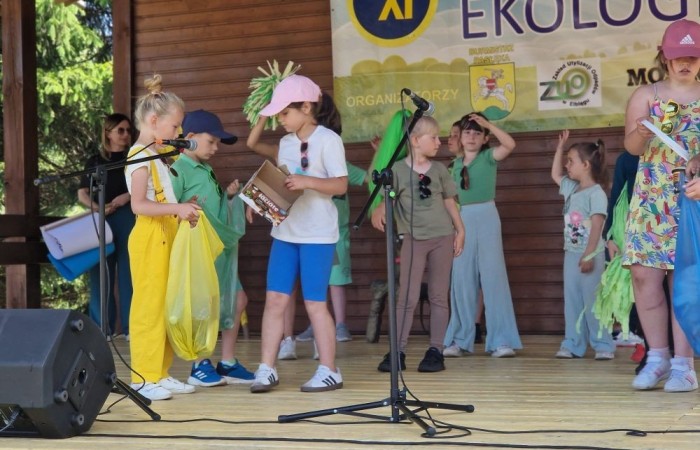 W sobotę nasi pierwszoklasiści z dumą reprezentowali szkołę podczas XI Pasłęckiego Festynu Ekologicznego. Dzieci zaprezentowały krótką, ale niezwykle uroczą część artystyczną, która spotkała się z ciepłym przyjęciem publiczności. Serdecznie dziękujemy wszystkim uczniom za ich zaangażowanie, uśmiechy i wspaniałe występy – jesteśmy z Was bardzo dumni. Ogromne podziękowania kierujemy również do Rodziców, którzy poświęcili swój czas, pomogli w przygotowaniach i wspierali swoje pociechy podczas wydarzenia. Wasza obecność i pomoc są dla nas nieocenione. Dziękujemy, że razem tworzymy piękne wspomnienia i uczymy się dbać o naszą planetę.