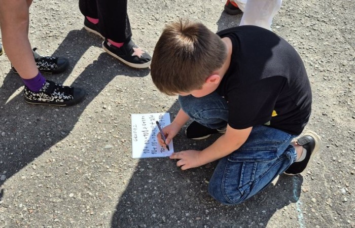 Dziś uczniowie klasy 2b wybrali się na plac przed szkołę, gdzie połączyli przyjemne z pożytecznym. Podczas zabawy w rzuty woreczkiem do celu dzieci nie tylko świetnie się bawiły, ale również ćwiczyły swoją sprawność rachunkową – dodając zdobyte przez grupy punkty.  Radość, ruch i nauka w jednym – właśnie tak lubimy się uczyć.