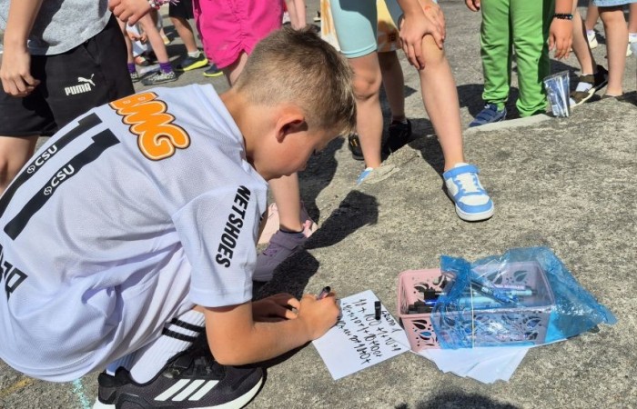 Dziś uczniowie klasy 2b wybrali się na plac przed szkołę, gdzie połączyli przyjemne z pożytecznym. Podczas zabawy w rzuty woreczkiem do celu dzieci nie tylko świetnie się bawiły, ale również ćwiczyły swoją sprawność rachunkową – dodając zdobyte przez grupy punkty.  Radość, ruch i nauka w jednym – właśnie tak lubimy się uczyć.